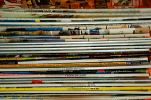 Brincadeiras nos dias de chuva: recortar revistas
